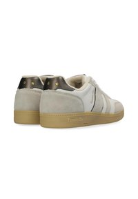 Sneaker in suede bianco e grigio con un inserto in pelle nera sul tallone, caratterizzato da stelle dorate e una suola in gomma. Strisce laterali testurizzate.