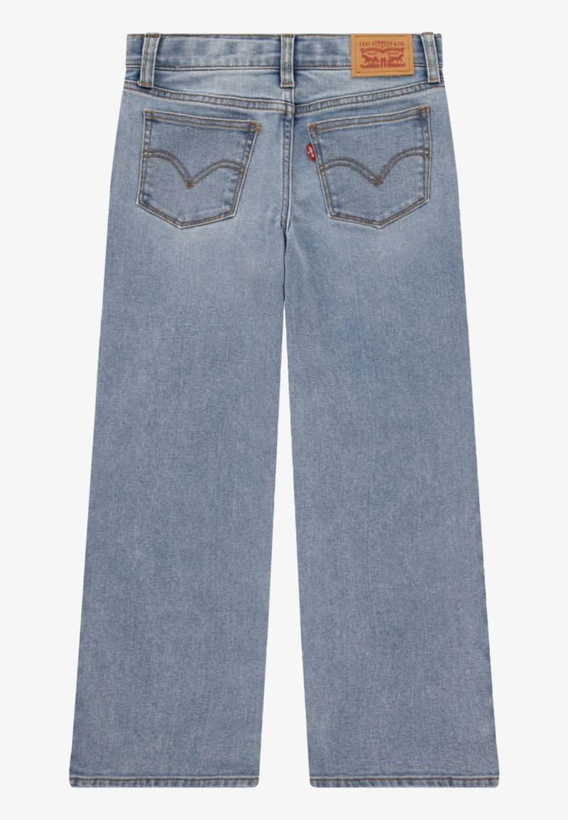 Hellblaue Denim-Jeans mit geradem Schnitt, ausgestattet mit zwei Gesäßtaschen mit einem gewölbten Nähdesign und einem Leder-Brandpatch an der Taille.