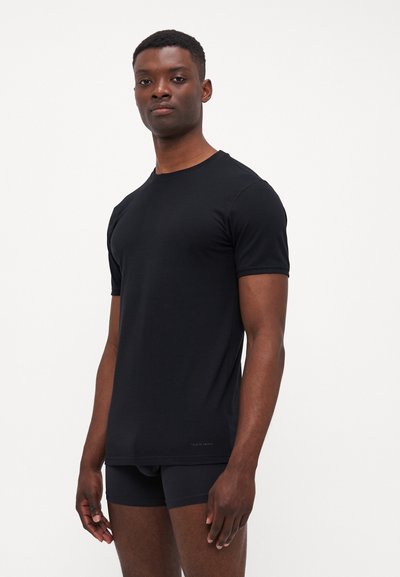 Schwarzes T-Shirt mit kurzen Ärmeln aus weichem Baumwollmischgewebe, mit klassischem Rundhalsausschnitt und figurbetontem Schnitt. Schlicht und minimalistisch ohne Muster.