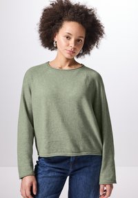 Grüner, leichter Pullover mit langen Ärmeln, rundem Halsausschnitt und lässiger Passform, mit strukturiertem Strick und sichtbaren Nähten.