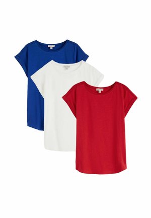 Trei tricouri simple cu mâneci scurte în albastru, alb și roșu, așezate suprapuse pe un fundal alb.