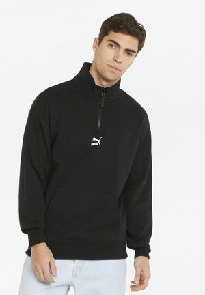 Sort fleece sweatshirt med høj krave, kvart zip og kængurulomme. Har hvid Puma-logo på brystet. Ribstrikkede manchetter og kant.