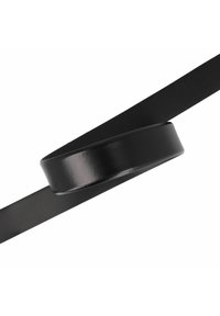 Cinturón de cuero negro con un acabado liso, que presenta una hebilla circular y un diseño de correa plana y ancha para una apariencia elegante.