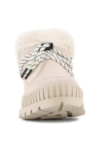 Botte beige avec un col en fausse fourrure, en suède texturé et lacets à motif. Semelle en caoutchouc épaisse pour une traction et une durabilité optimales.