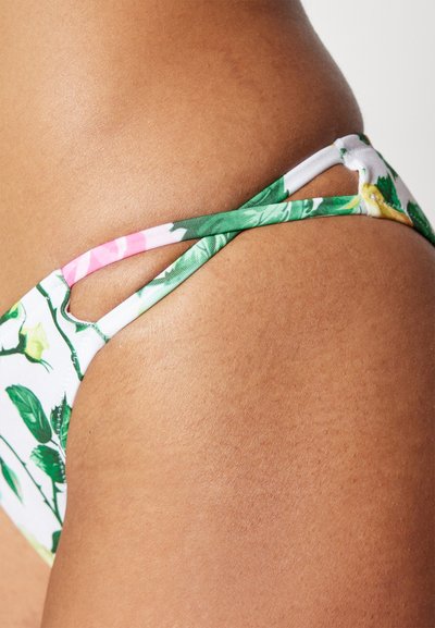 Bikini-bunn med hvit bunn og blomstermønster i rosa og grønn. Sidebånd med utklippsdetaljer. Glatt, lett stoff.