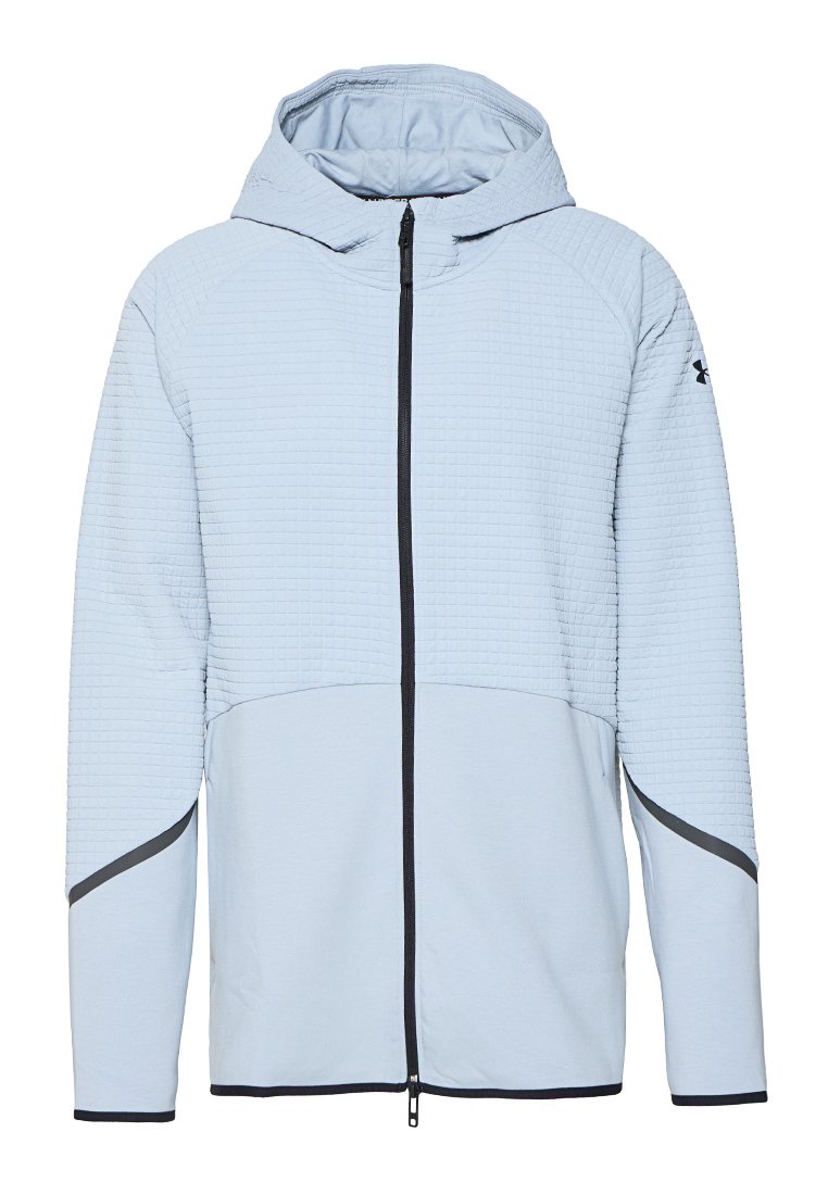 Veste à capuche bleu clair avec fermeture éclair noire complète, partie supérieure matelassée, partie inférieure lisse, et finitions noires aux poignets et aux manches.