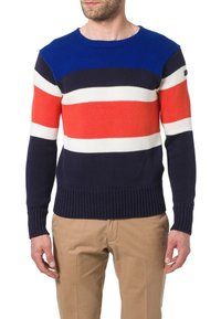 Pull en maille rayé bleu marine, rouge, blanc et bleu avec un col rond et un ourlet côtelé. Tissu texturé offrant une coupe décontractée et confortable.