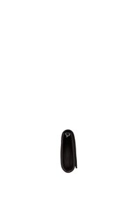 Portafoglio nero in pelle con profilo sottile, forma arrotondata, tasca interna e chiusura in metallo argentato. Design minimalista.