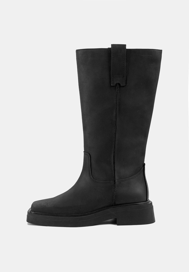 Bota negra de cuero hasta la rodilla con suela plana y punta redonda. Cuenta con un tirador en la parte superior y una textura mate suave.
