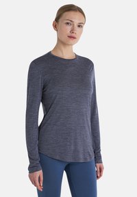 Langärmliges, Rundhalsoberteil aus dunkelblauem Melange-Stoff. Bietet einen lässigen Schnitt mit dezenten Seitenschlitzen und einer glatten, weichen Textur.