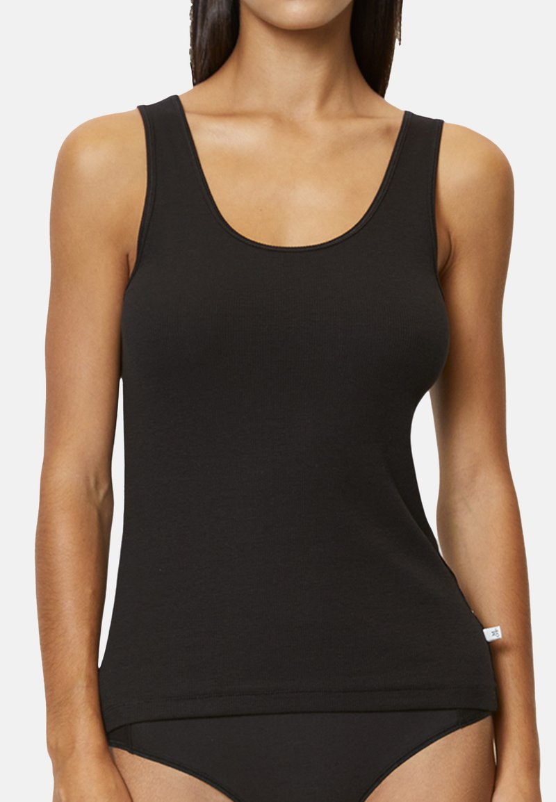 Schwarzes, geripptes Tanktop mit einem runden Ausschnitt und breiten Trägern. Aus weichem, dehnbarem Stoff gefertigt, mit einem geraden Saum und minimalem Branding.