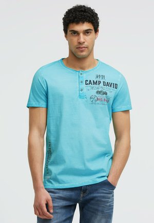 Camp David, CAMP DAVID HENLEY-SHIRT OIL DYED MIT LABEL PRINTS - Print T-shirt - aqua splash
