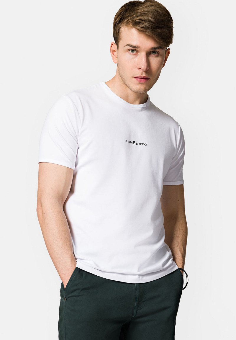 Biała krótki rękaw t-shirt z gładkiej bawełny. Posiada okrągły dekolt i małe czarne logo "LANCERTO" na piersi.