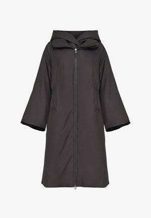 Ocieplana kurtka w ciemnoszarym kolorze z kapturem, długimi rękawami, z zamkiem błyskawicznym i kieszeniami po bokach. Posiada miękkie wykończenie na mankietach rękawów.