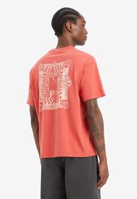 Levi's® VINTAGE FIT GRAPHIC TEE - Apdrukāts T-krekls - baked apple