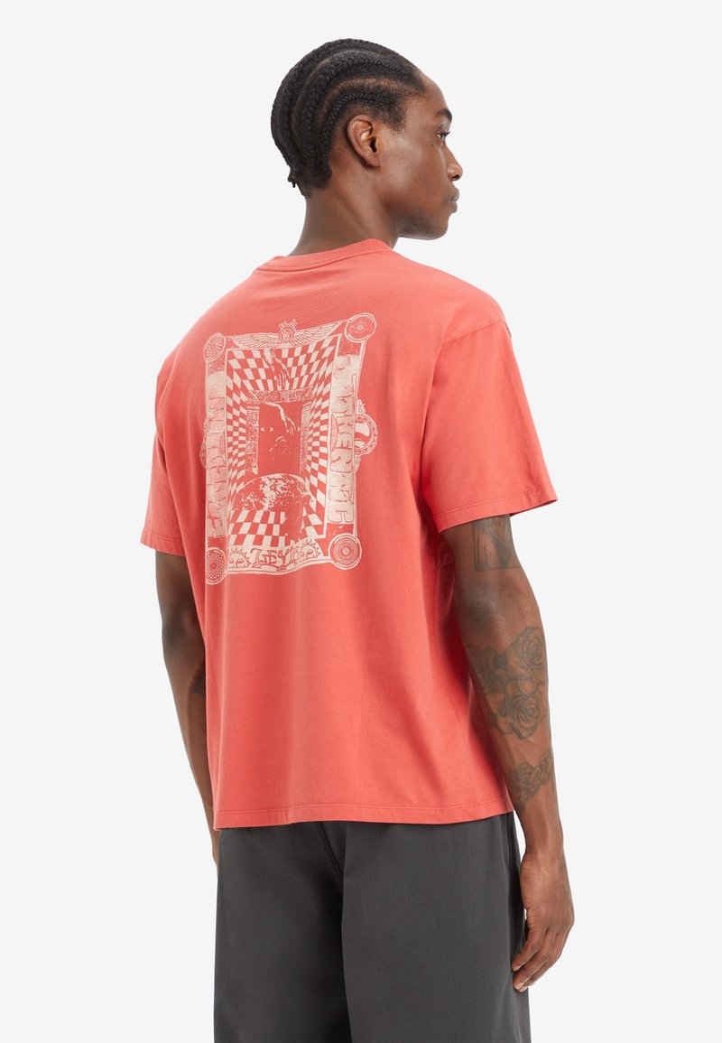 Levi's® VINTAGE FIT GRAPHIC TEE - Apdrukāts T-krekls - baked apple