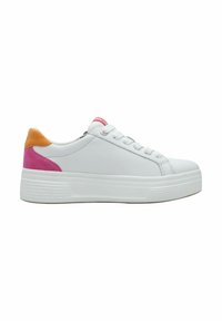Sneaker bianco con finitura in pelle liscia, dettagli rosa e arancione sul tallone e una suola spessa e testurizzata. Design con lacci.