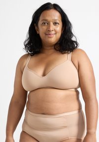 Reggiseno beige e mutandine a vita alta realizzati in tessuto liscio, con spalline sottili, dettagli di cucitura sottili e accenti a costine sulla cintura.