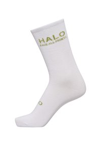 Hvide bomuldsokker med grøn tekst, der siger "HALO" og "FACE ALL FRONTS." Har en ribbet top og en glat tekstur. Enkelt, moderne design.