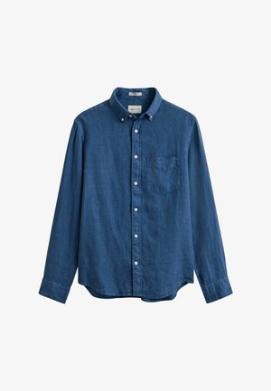 Lange mouwen, blauw denim overhemd met knopen, borstzak en knoopsluiting aan de kraag, getoond op een witte achtergrond.