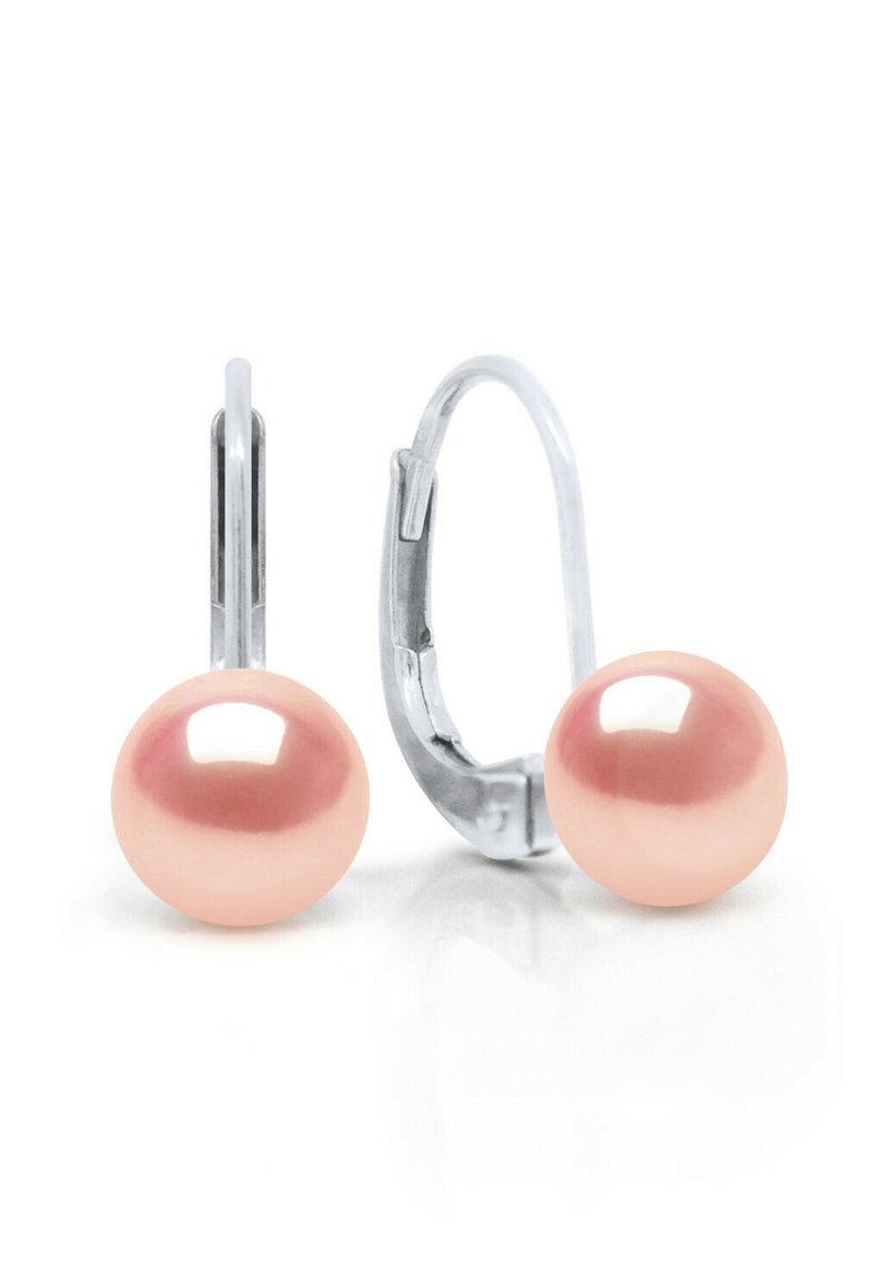 Boucles d'oreilles en perles roses avec une surface polie, fixées à des fermoirs à ressort en argent. Forme ronde avec une texture lisse.