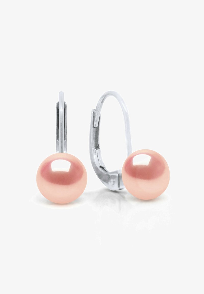 Boucles d'oreilles en perles roses avec une surface polie, fixées à des fermoirs à ressort en argent. Forme ronde avec une texture lisse.