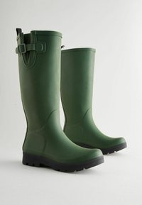 Groene rubberen regenlaarzen met een ronde neus, dikke zwarte zool, gespsluiting en een getextureerde oppervlakte, ontworpen voor gebruik buiten.