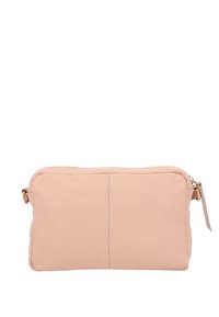 Roze leren clutch met een platte vorm, bovenritssluiting, zichtbare stiknaden en gouden hardware accenten.