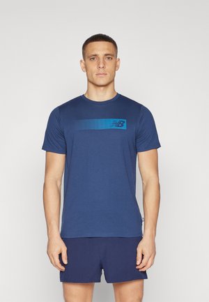Camiseta deportiva de manga corta en azul marino, fabricada con tejido suave, que presenta una raya horizontal de puntos con un logo en la parte delantera.