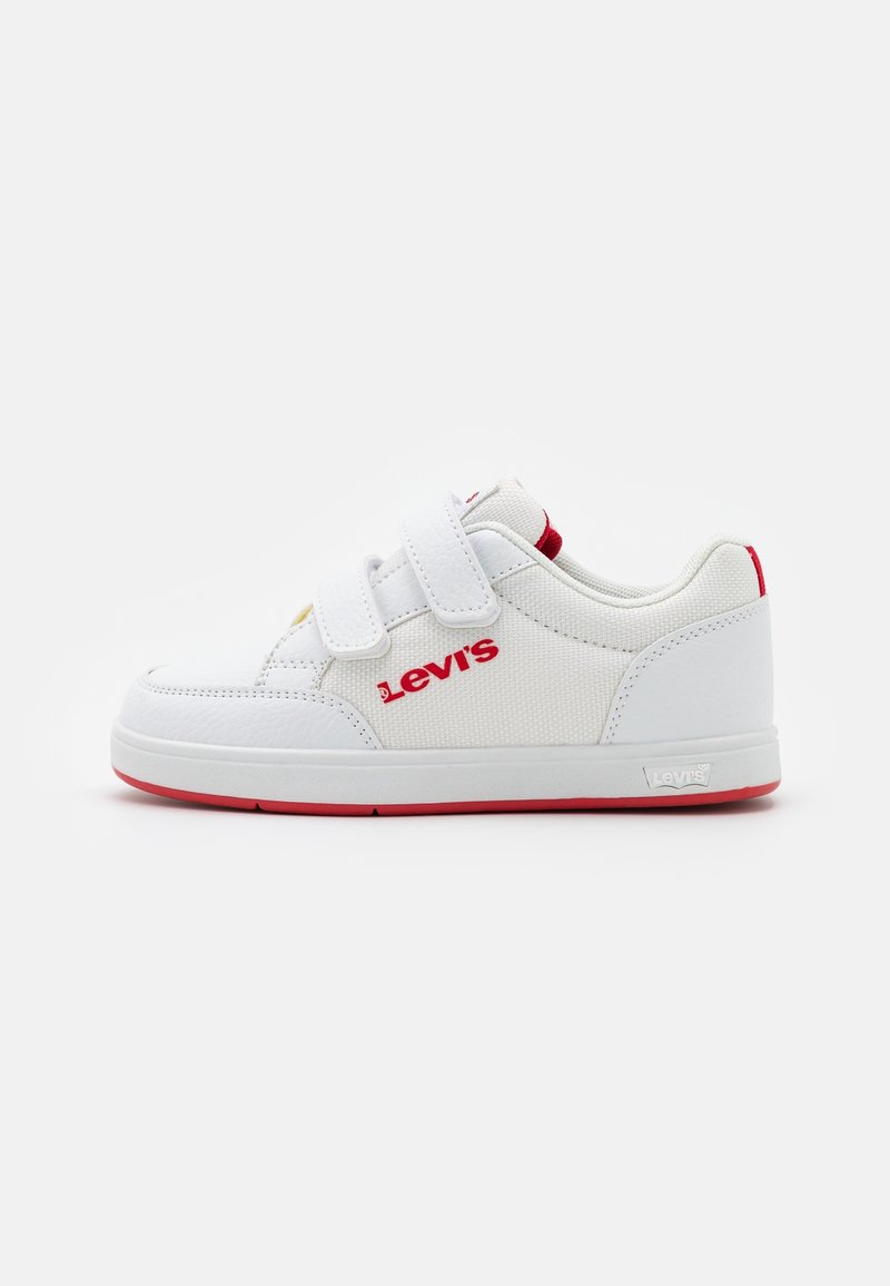 Baskets blanches pour enfants avec semelle rouge, deux bandes Velcro, et logo Levi's rouge sur le côté et sur la languette arrière.