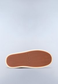 Suola in gomma con una texture ondulata, colore marrone e logo "NAPAPIJRI" in rilievo. I bordi sono di colore crema, passando dolcemente attorno al perimetro.