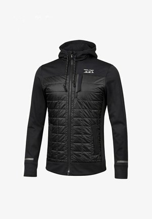 Giacca trapuntata nera con cappuccio, zip frontale, tasche sul petto e sui lati, coulisse regolabili e strisce riflettenti su entrambe le maniche.