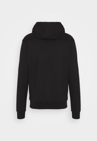 Felpa con cappuccio nera caratterizzata da un tessuto morbido, polsini aderenti e cappuccio con cordoncino. Texture liscia con un design minimalista e senza loghi o motivi visibili.