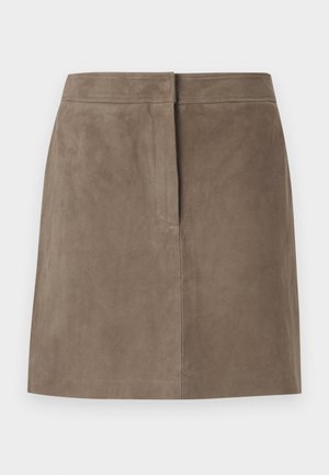 Jupe en suede taupe, longueur genou, avec une coupe droite et un détail de couture dissimulé à l'avant, sur fond uni.
