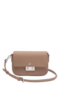 Borsa a tracolla in pelle beige texturizzata con chiusura a patta, hardware argentato, tracolla regolabile e logo del marchio sul davanti.