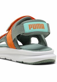 Puma EVOLVE - Pārgājienu sandales - green moon orange glo aquatic