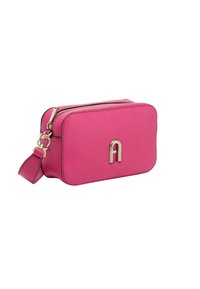 Borsa a tracolla in pelle testurizzata rosa con forma rettangolare, hardware dorato e accento del logo frontale. Caratterizzata da una chiusura con zip.