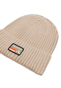 Beige geribde gebreide beanie met een brede omslag. Kenmerkt zich door een rechthoekige patch met "PROTEST" en een bergontwerp in groen, oranje en wit.