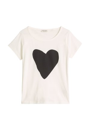 Witte T-shirt met korte mouwen, voorzien van een grote zwarte hartvormige afbeelding in het midden op de borst en een ronde halslijn.