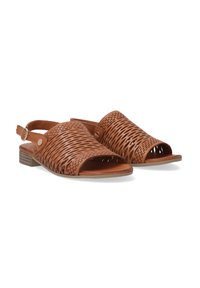 Braune, gewebte Leder-Slingback-Sandalen mit offener Zehe, flachem Sohlen und einem verstellbaren Riemen mit einer Metallnadel. Texturiertes Muster auf der gesamten Oberfläche.