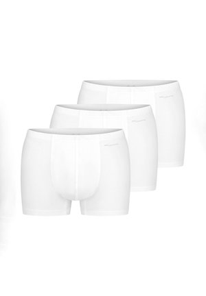 Tre par ensfarvede hvide herreboxershorts arrangeret i et trappemønster på en hvid baggrund.