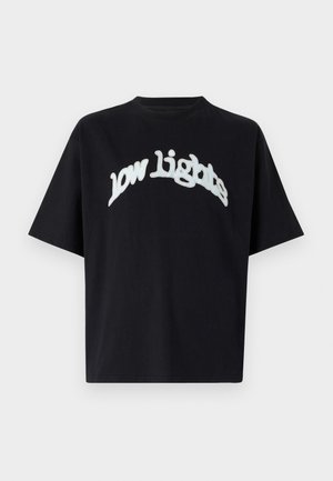 Sort t-shirt med korte ærmer med hvid buet tekst, der lyder "low lights" hen over brystet, vist på en ensfarvet baggrund.