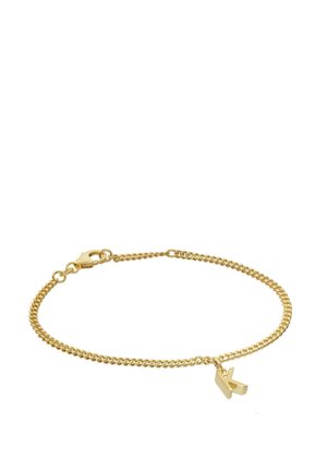 Goldene Gliederarmband mit einem kleinen goldenen Buchstaben "K" Anhänger und einem Karabinerverschluss auf weißem Hintergrund.