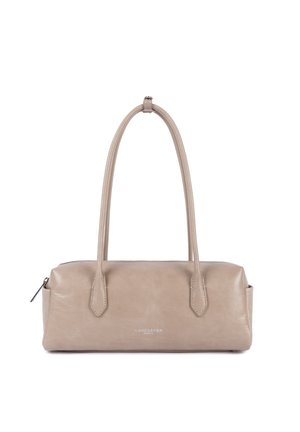 Sac à main rectangulaire en cuir beige avec deux longues sangles, fermeture éclair, et un discret logo "Lancaster Paris" au centre devant.