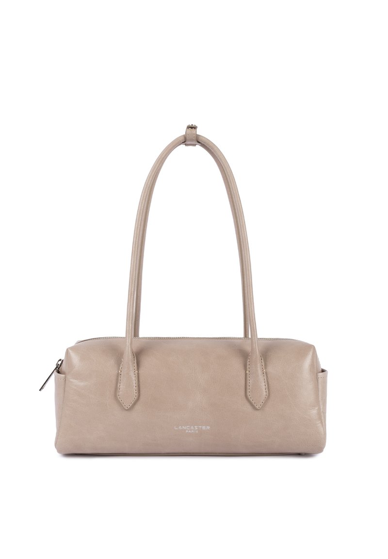 Sac à main rectangulaire en cuir beige avec deux longues sangles, fermeture éclair, et un discret logo "Lancaster Paris" au centre devant.