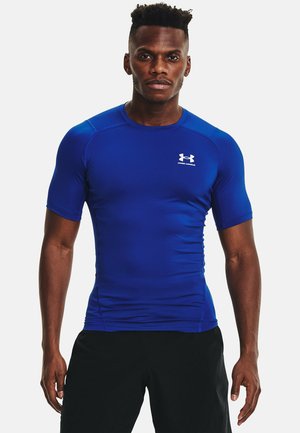 Blaues, kurzärmliges Sportshirt aus dehnbarem Material, taillierte Passform, mit weißem Under Armour-Logo auf der linken Brust.