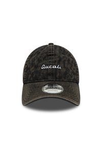 Σκούφος σκούρου καφέ με σχέδιο λεοπάρδαλης. Διαθέτει λευκό λογότυπο «Ducati» κεντημένο στο μπροστινό μέρος και ρυθμιζόμενο λουράκι στο πίσω μέρος.