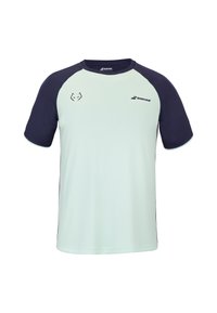 Lys grøn atletisk t-shirt med navy raglanærmer, der har et logo på brystet og en glat stofstruktur. Rund udskæring.