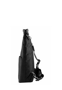 Borsa a spalla in tessuto nero con un design elegante, tracolla regolabile e chiusura superiore. Tasca laterale visibile con dettagli in metallo argentato.