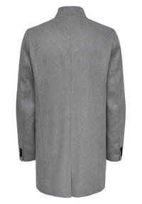 Manteau en laine gris pour homme avec un col montant et des boutons noirs aux poignets, vu de dos.